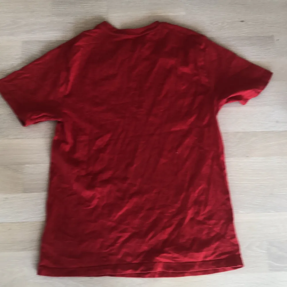 Hej! Jag säljer min Ralph lauren T-shirt som är röd och fin. Skicket på den är 7.5/10.. T-shirts.