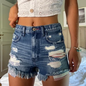 Hollister jeansshorts - Shorts från hollister, coola och helt i nyskick!! 