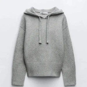 Zara Hoodie  - Grå zara Hoodie som nu är slutsåld. Den är i bra skick och knappt använd! Hör av er vid frågor☺️ nypris:500 