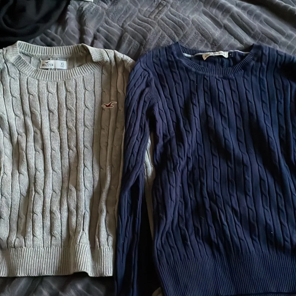 Säljer dessa 2 fina tröjor nu för att de inte passar längre. Dessa tröjor är lite oldmoney vibe som börjar vara inne nj. Tröjor & Koftor.