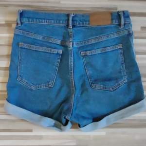 Fina Monki jeans i storlek 25 💕 Perfekta för sommaren och i mkt bra skick! 💕 Kolla in alla mina annonser för fler billiga plagg 💕