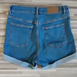 Fina Monki jeans i storlek 25 💕 Perfekta för sommaren och i mkt bra skick! 💕 Kolla in alla mina annonser för fler billiga plagg 💕