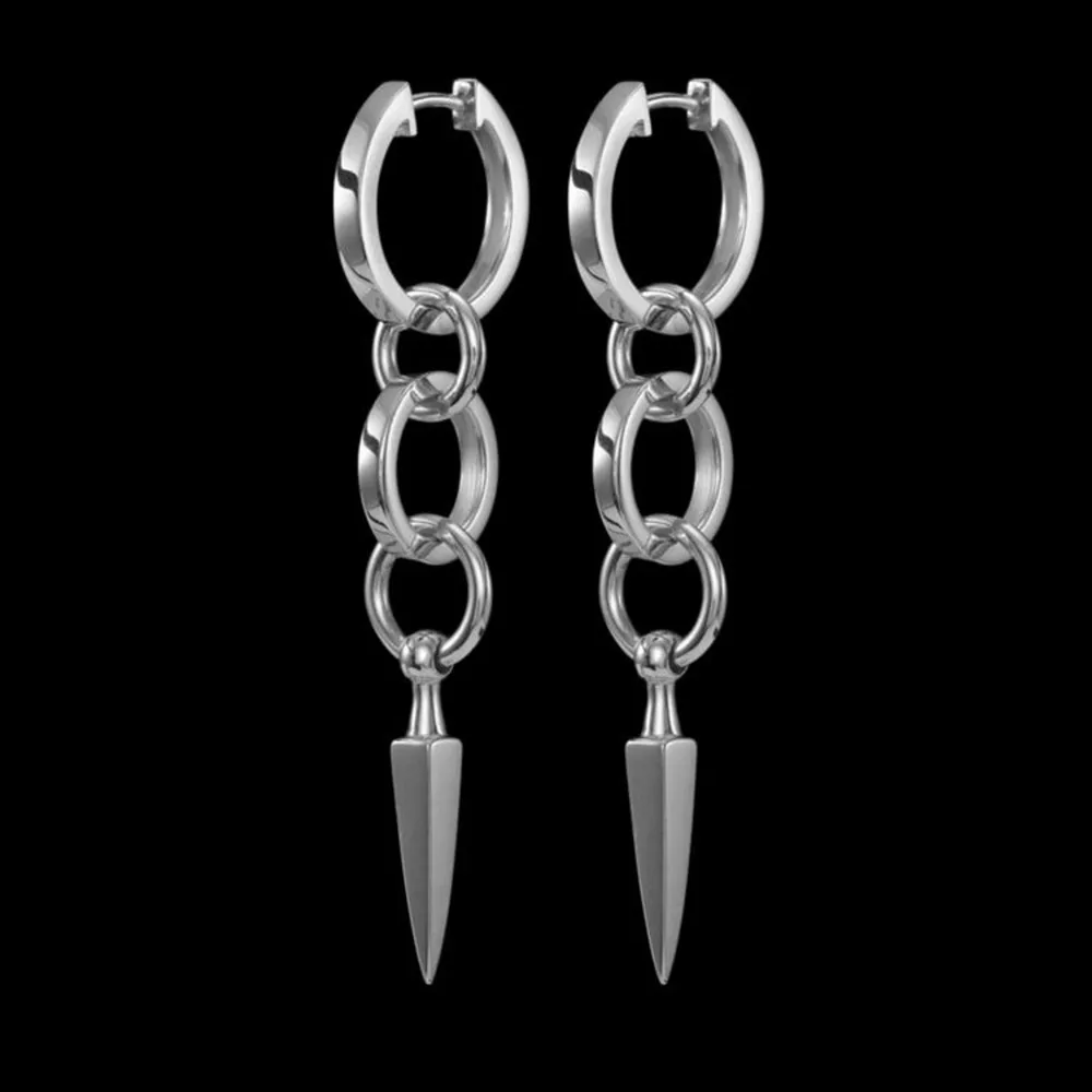 Säljer mitt fina örhänge i modellen chaos queen earring i silver. Fint skick!! . Accessoarer.