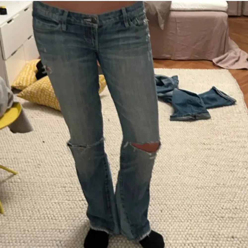 OBS inte mina bilder! Säljer dessa super snygga jeans åt min kompis då dom inte passade. Midjemåttet är 40cm rakt över  & innerbenslängden är 80cm. Byxorna är omsydda till bootcut (se bild). Köpta för 700kr💗. Jeans & Byxor.