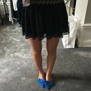 Svart volang kjol - Basic svart volang kjol med strechigt material och fin passform. Lite lång men går mycket bra att vika upp om man skulle vilja det. Passar till alla snygga outfits. 