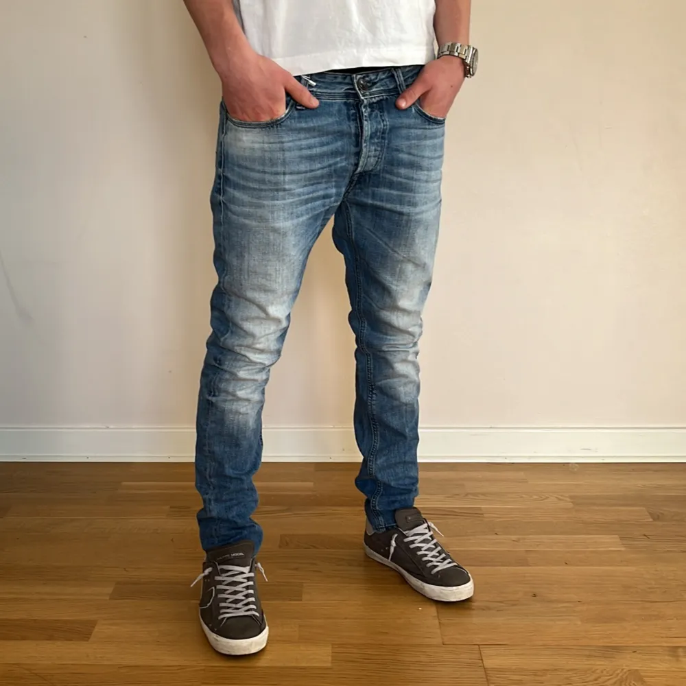 Replay Grover jeans mörkblå tvättade | Skick 9,5/10 | Size 27/30| Pris 499kr | Modellen är ca 175cm lång | Fraktar via PostNord eller Instabox på köparens bekostnad | Hör av dig vid minsta fråga eller fundering!!. Jeans & Byxor.