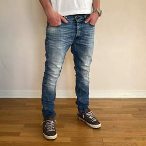 Replay Grover jeans mörkblå tvättade | Skick 9,5/10 | Size 27/30| Pris 499kr | Modellen är ca 175cm lång | Fraktar via PostNord eller Instabox på köparens bekostnad | Hör av dig vid minsta fråga eller fundering!!