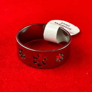 Snygg ring i rostfritt stål - En ring i rostfritt stål med en diameter på ca 17 mm