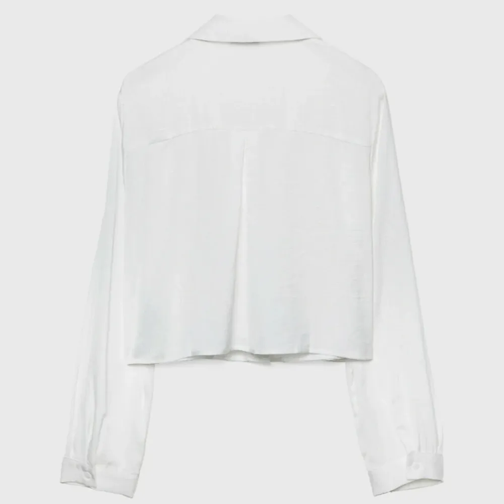 Säljer denna vita cropped skjortan ifrån hm . Har aldrig använt och har prislappen kvar ! . Skjortor.