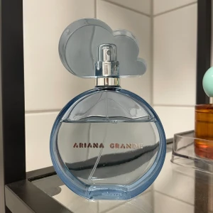 Ariana Grande Cloud  - Ariana grande cloud EDP 100ml. Saknar den vita delen. ☁️