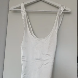 Klänning i silke🤍 - Klänning i silke från Nakd x Josefine HJ🤍 öppen rygg/ korsad i ryggen🤍 mini/midi