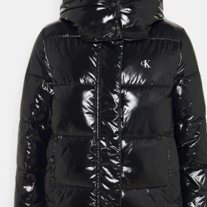 En calvin klein high shine puffer - Perfekt för vintern, väldigt varm. Saknas en knapp i mitten. 