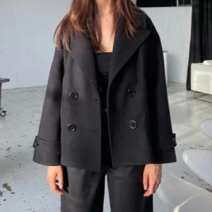 jacka design by si - fint skick! säljes då den inte kommer till användning🖤storlek xs/s