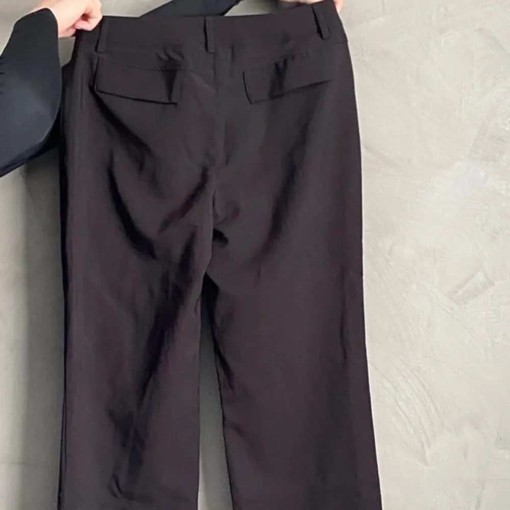 Low waist Kostymbyxor - Drew Black. Storlek EU36-XTRA Tall. Aldrig använda pga köpt fel storlek.. Jeans & Byxor.