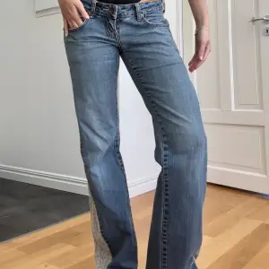 Remake jeans jag sytt om själv!! Så unika🩷 Midjemått: 38 cm Ytterbenslängd: 103 cm