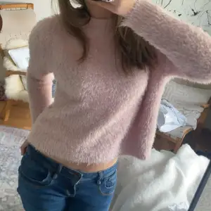 Super söt och mysig rosa tröja, knappt använd🩷 tröjan sitter rätt så kort