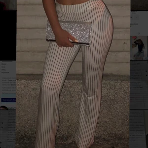 Byxor - Super fina byxor, använd 1-2 ggr, som nya! Jätte skönt material & formar kroppen. Sitter så fint på🤍