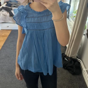 Blus Neo Noir - Söt blus från Neo Noir, storlek 40 men passar mig som har 36/38 💕