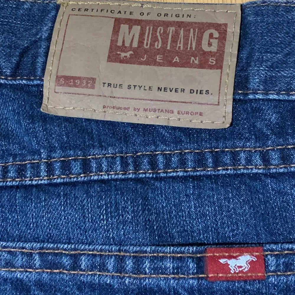 Mustang jeans i storlek W33/L32. Är uppsydda. Jag på bilden är 180 cm. Mått: ytterbenslängd - 98 cm, midjemått - 43 cm, benöppning - 25 cm. Skriv för fler bilder och frågor!. Jeans & Byxor.