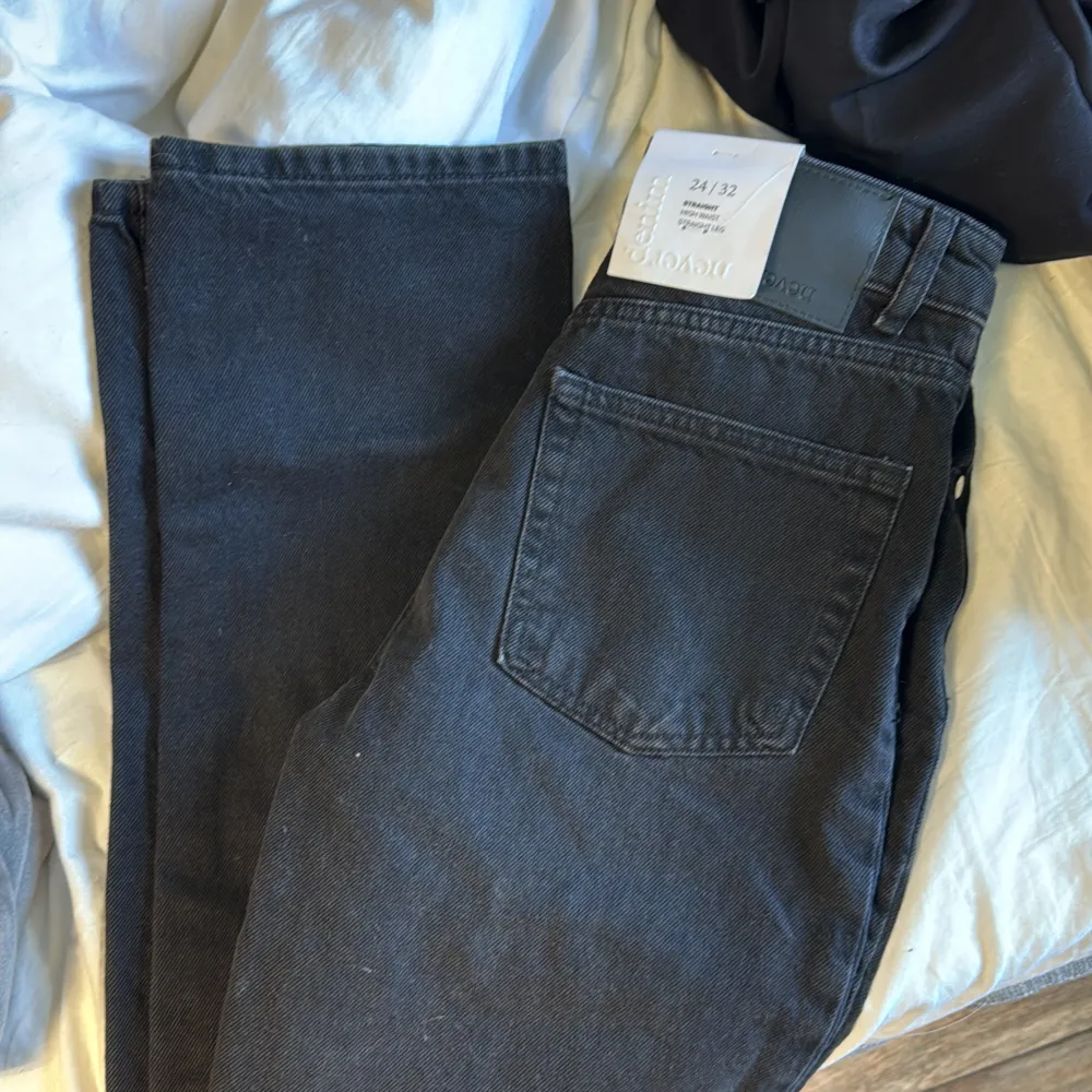 helt nya 90’s straight jeans från bikbok passar toppen i längden på mig som är 174cm😍 nypris 599kr, säljer då jag har 5 andra par som går varmt här🤭. Jeans & Byxor.