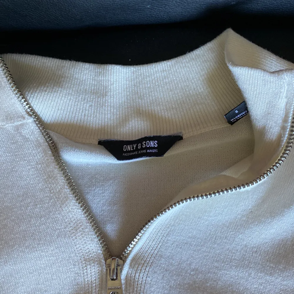 säljer min half zip vit färgad då den är för liten, knappt använd så ser ut som ny. Hoodies.