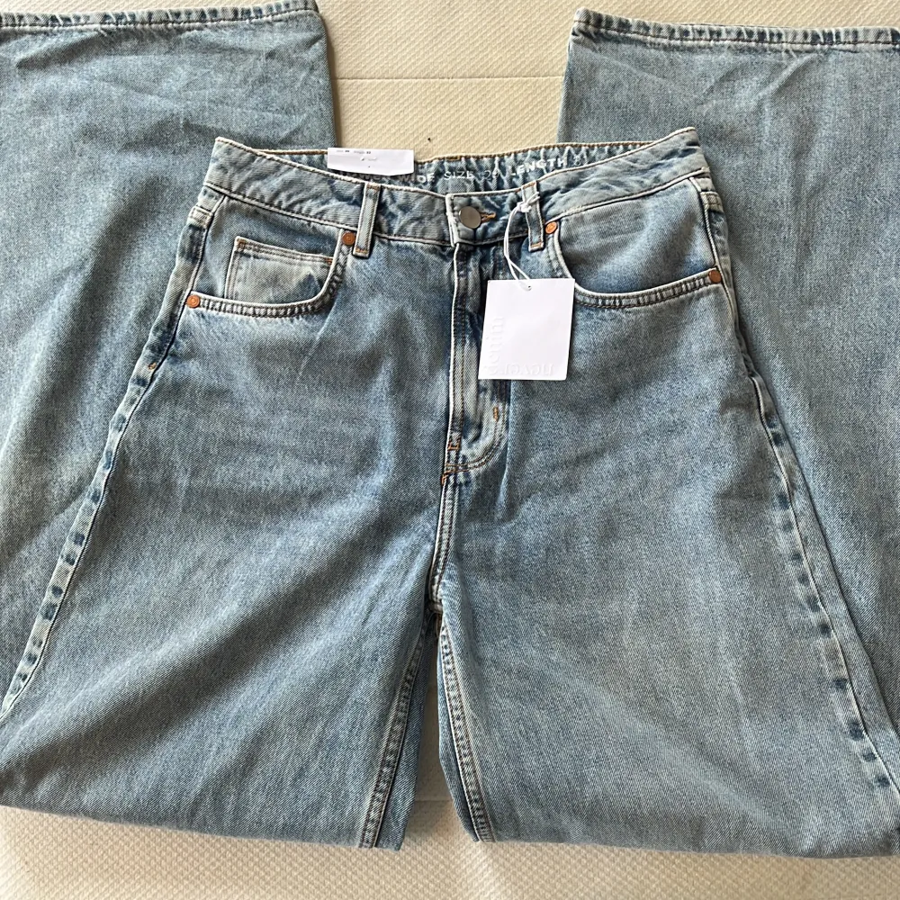 Helt nya aldrig använda jeans med prislappen kvar! Storleken ser ni på lappen men vill ni ha ytterligare bilder/mått så skriv privat🫶🏻🫶🏻  Priset kan diskuteras!🥰. Jeans & Byxor.