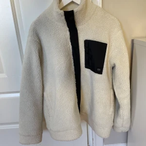 Teddyjacka - Använd några få gånger, den är inte smutsig utan det blev skuggor när jag tog bilderna. Storlek S.