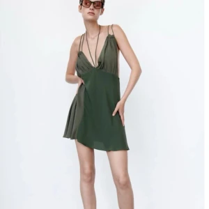 Zara klänning - Så snygg mörkgrön, helt ny, med lappen kvar! säljs inte längre❤️