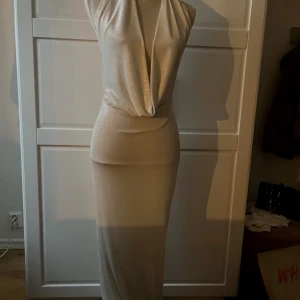 Balklänning - Väldigt strechig, endast använd 1 gång. 