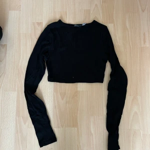 Topp Asos - Fin ribbad croptopp från Asos🖤🌸 Använd fåtal gånger