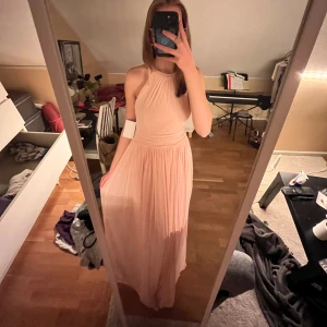 Balklänning  - Jättefin rosa balklänning som aldrig är använd med prislappen kvar, nypris 800kr💗 