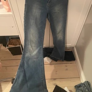 Diesel jeans - Super snygga diesel jeans i en snygg blå färg. Dem passar mig som är 166 lång, dem är i storlek 14 år men jag skulle säga att dem passar 34,36. Dem är lågmidjade och sitter väldigt snyggt i låren och bak, dem är väldigt stretchiga och sköna.