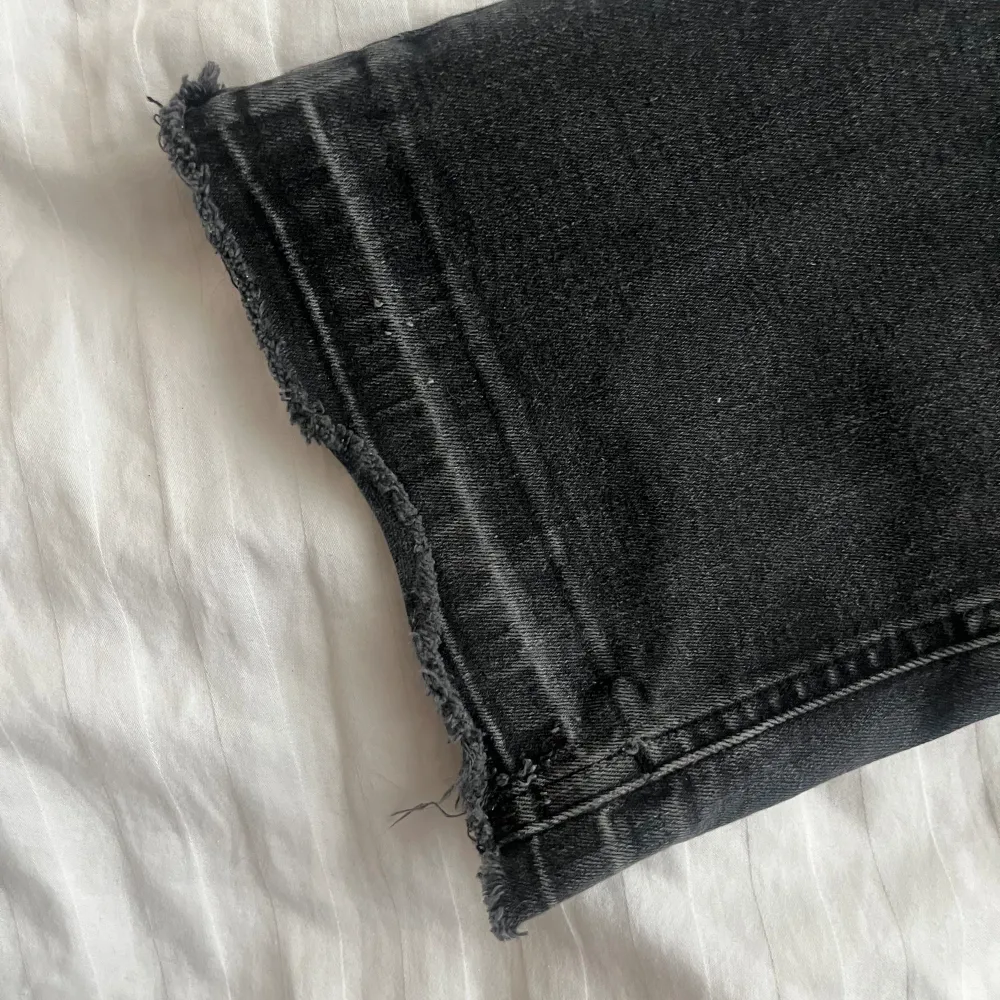 Säljer mina svarta lågmidjade zara jeans som inte säljs längre  Dom ät uppsprätta i benen!!!❤️. Jeans & Byxor.