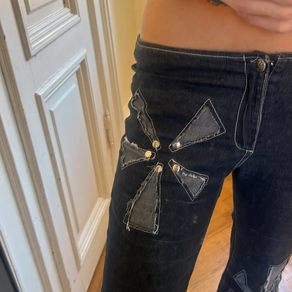 Lågmidjade flare jeans med coola detaljer! Perfekta att ha ute eller klä ned till vardags 💛märkblåa/mörkgråa/ svarta Midja :78 Innerbenslängd: 84. Jeans & Byxor.