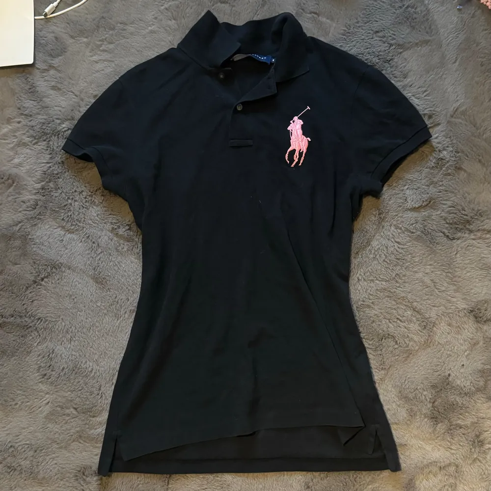 polo ralph lauren t-shirt i storlek s, nyskick ⭐️ använd ”köp nu”. 6/5-2024. T-shirts.