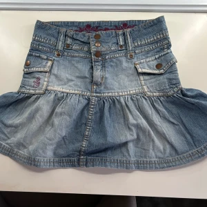 Jeanskjol med volang - Säljer denna så fina jeanskjol från H&M💕Sitter som XS/XXS💖💖Priset går att diskuteras!