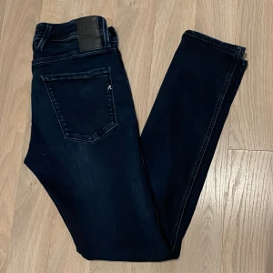 Replay Anbass Jeans - Säljer nu dessa asfeta Replay Anbass jeans i en extremt snygg tvätt! Storleken är 31/34 men skulle säga att den skulle kunna passa dig som har 30/32! Nypris ligger på ca 1800kr❌ mitt pris endast 399kr✅ Hör av dig vid minsta lilla fundering 😊✅