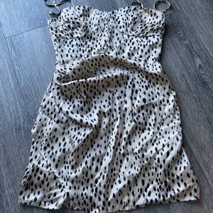 Leopard klänning från zara, använd 1 gång.