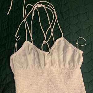 Sommartopp - En så fin Sommartopp!! Jag köpte den förra sommaren, men den är helt oanvänd för den är för stor! Passar perfekt till sommar - skolavslutningar och sommardagar 🌟🌟