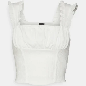 Pella topp gina tricot - Säljer denna helt nya pella topp, köpt från Gina tricot. (Tagg finns kvar) Storlek S