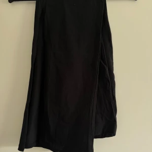 Low waist maxi skirt - Lång kjol som går ner till fötterna, med en slits där bak