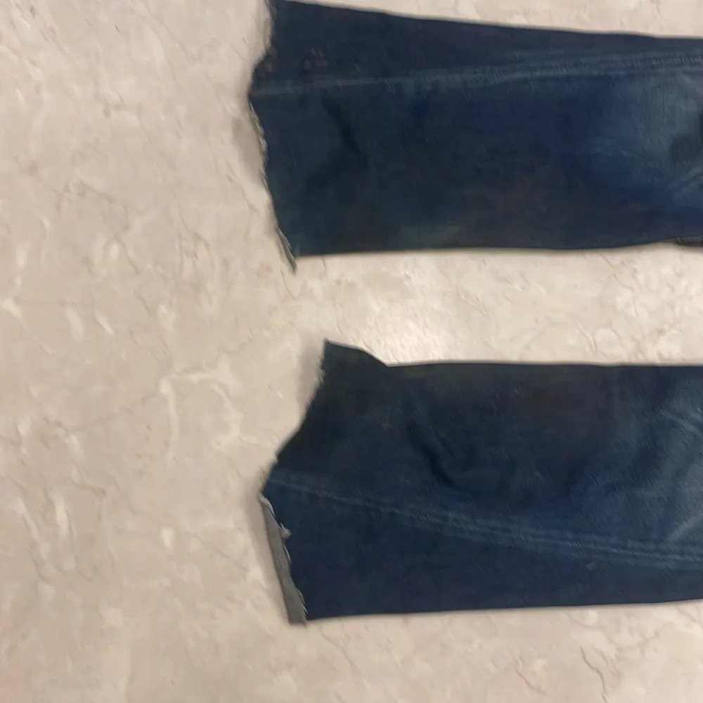 Ganska baggy och bootcut trueys i blå Skavanker längst ner pga användning syns på bild. Jeans & Byxor.
