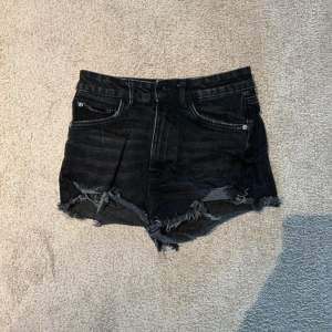 Svarta jeans shorts från Zara. Jättebra skick!