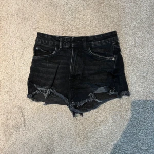 Jättefina jeans shorts från zara!❤️❤️🥰 - Svarta jeans shorts från Zara. Jättebra skick!