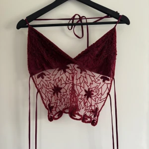 Topp med öppen rygg - Röd topp med knytning i ryggen. Pärlor 