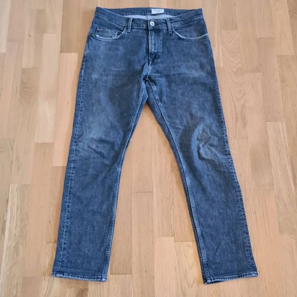 Säljer nu ett par feta Tiger of Sweden jeans i grå denim, perfekt för vår/sommar🏡 | Skick: 8/10⭐️ | Storlek: 32/32 | Modell: Pistolero | Modellen på bilden är 185 för referens | Pris: 499 kr (diskuterbart) Hör av er vid minsta fundering☺️. Jeans & Byxor.