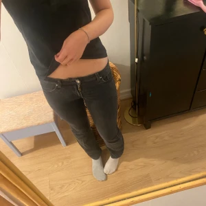 Lågmidjade bootcut jeans  - Jätte fina svarta jeans, säljer pga att de blivit för små, gillar verkligen dessa❤️ priset går att diskuteras❤️