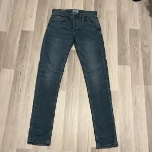Hej! Säljer ett par riktigt snygga jeans från märket Only & Sons! 🔥Byxorna är använda fåtal gånger, färg: blå, passar mig bra som är 178 cm lång och passar minst ca 168 cm.  Passar till det mesta! Skriv vid minsta intresse mvh Dompacloset 🤝