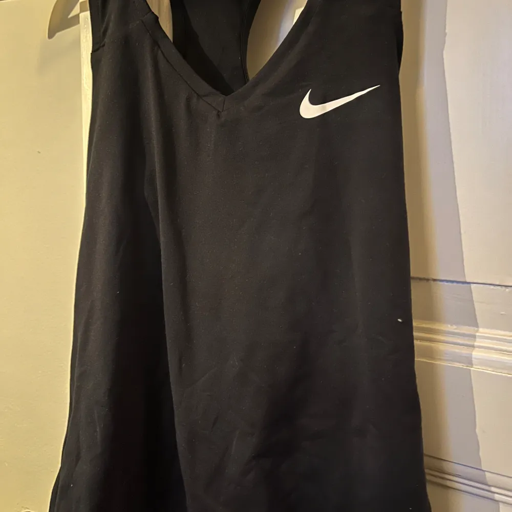 Svart Nike linne dam storlek xs! Aldrig använt så i väldigt bra skick. Ordinarie pris 400 kr men säljer för 100💓 Väldigt skönt material dessutom!. Sport & träning.