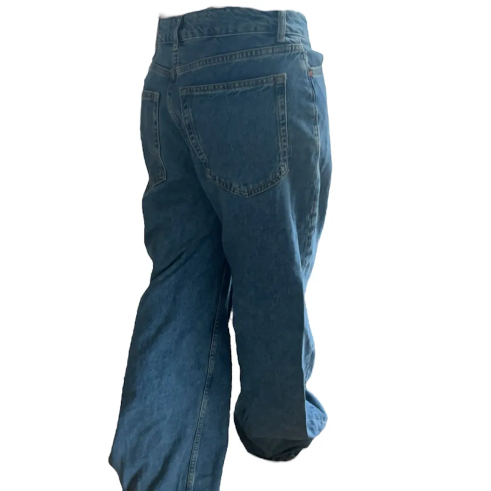 Baggy jeans i bra skick, andvända få gånger. 3dje bilden är den ända defekten som finns längst ner på byxan. W27 L32. Köpta på kvinno avdelningen men kan passa vem som. Skriv för mer info eller bilder, pris kan diskuteras. Jeans & Byxor.